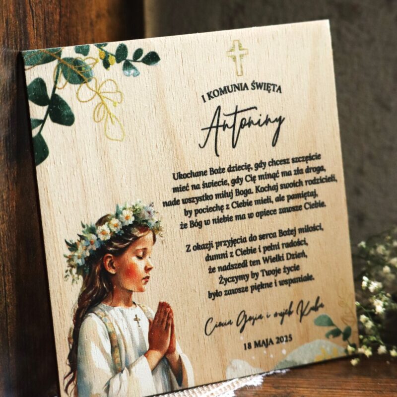 Drewniana kartka z nadrukiem na I Komunię Świętą