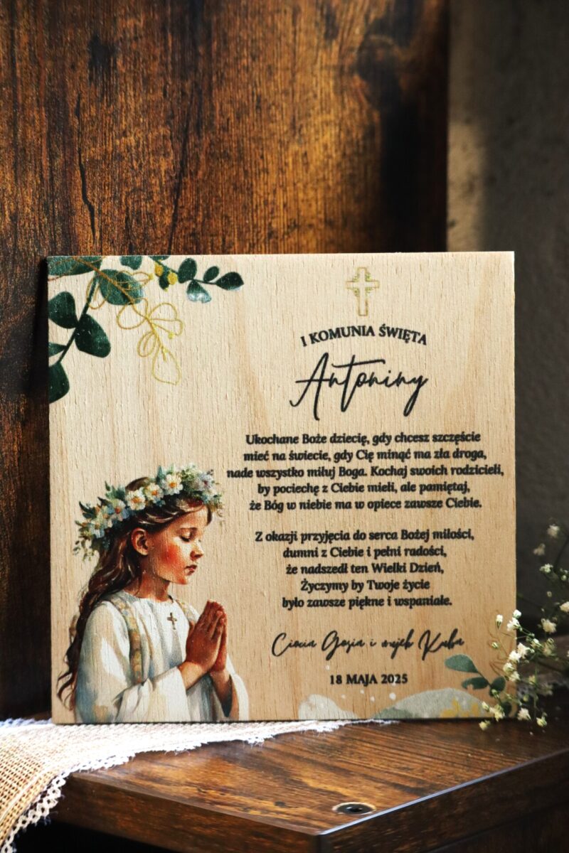 Drewniana kartka z nadrukiem na I Komunię Świętą