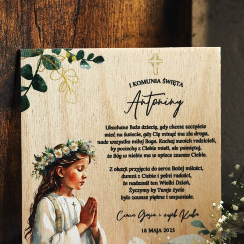 Drewniana kartka z nadrukiem na I Komunię Świętą