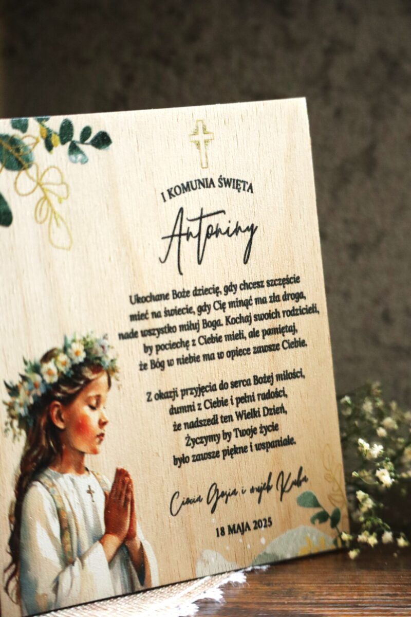 Drewniana kartka z nadrukiem na I Komunię Świętą