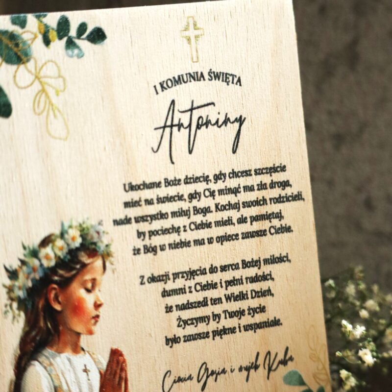 Drewniana kartka z nadrukiem na I Komunię Świętą