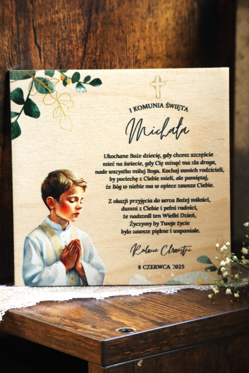 Drewniana kartka z nadrukiem na I Komunię Świętą