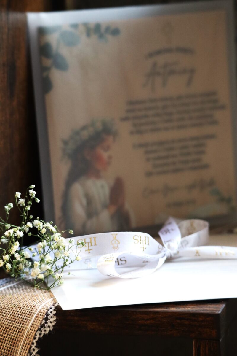 Drewniana kartka z nadrukiem na I Komunię Świętą