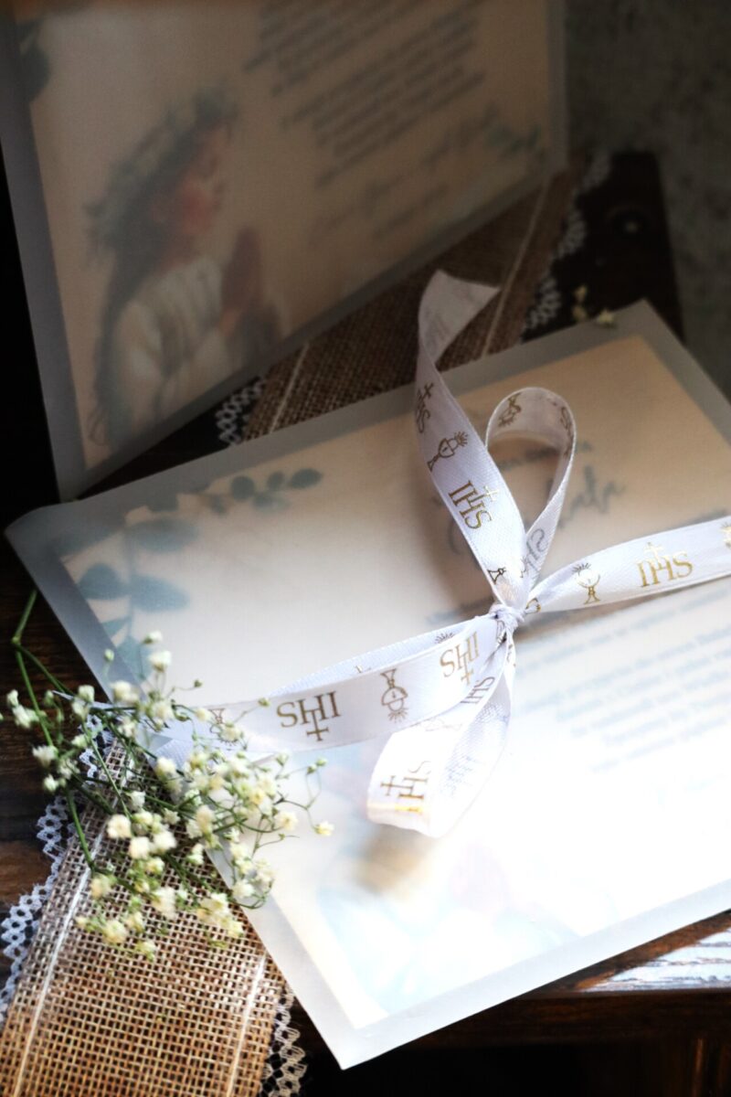 Drewniana kartka z nadrukiem na I Komunię Świętą