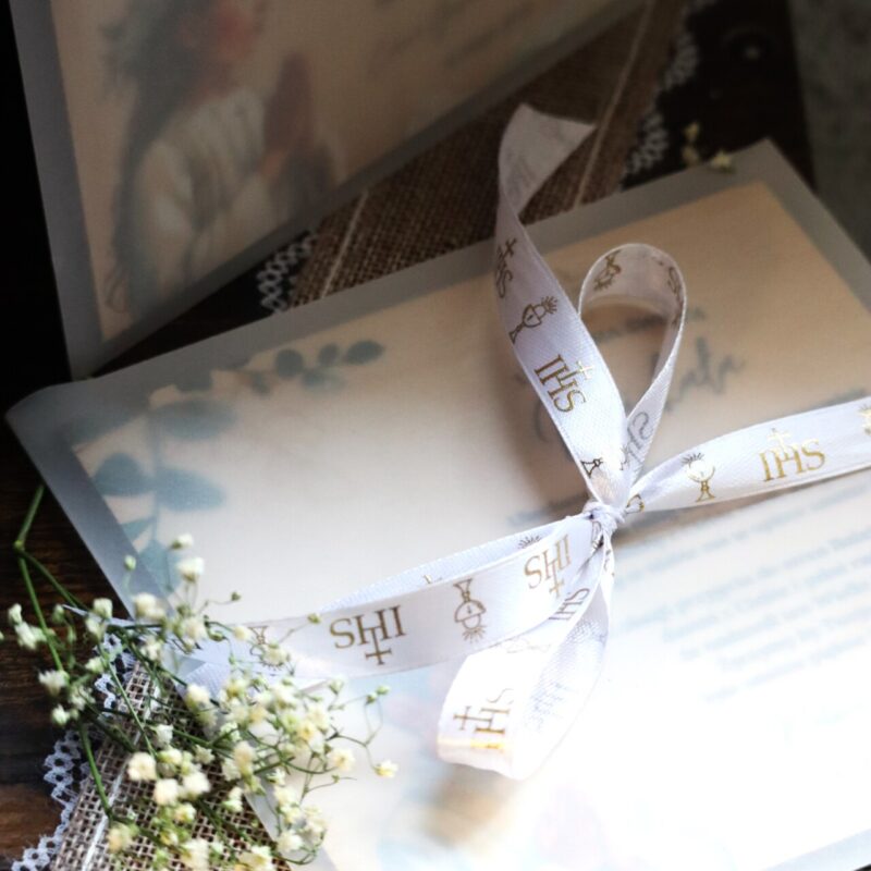 Drewniana kartka z nadrukiem na I Komunię Świętą