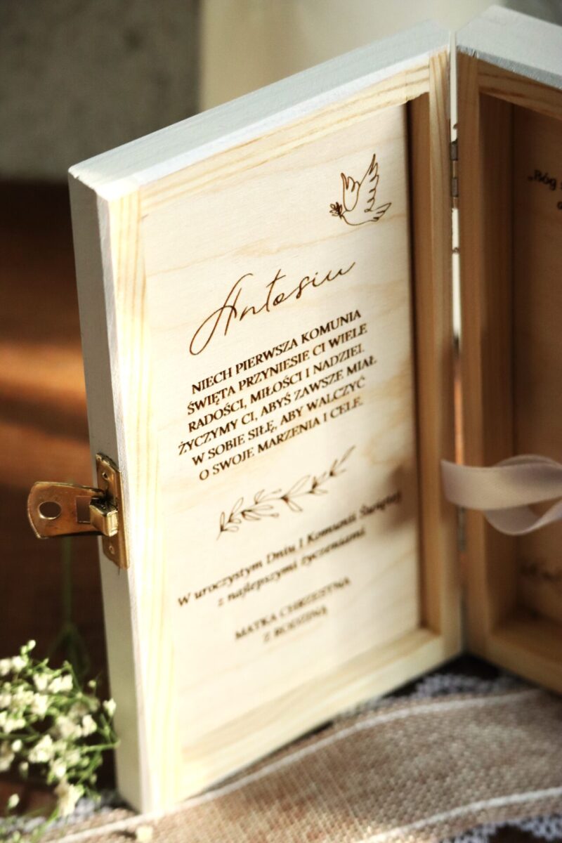 Białe pudełko na banknoty z okazji I Komunii Świętej