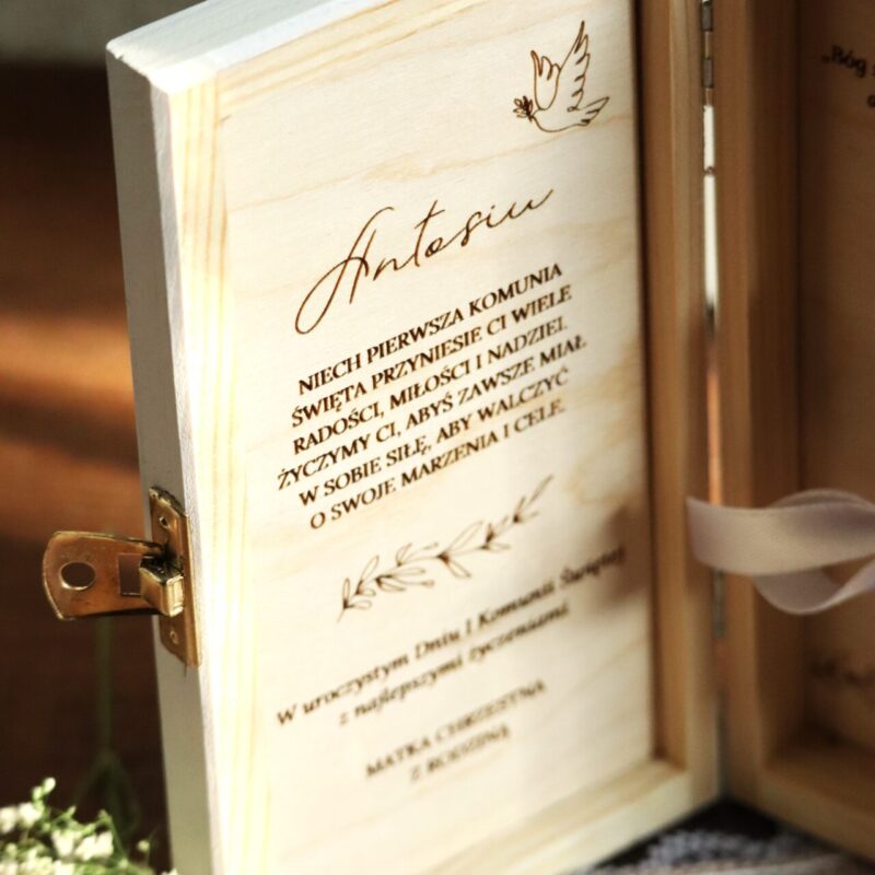 Białe pudełko na banknoty z okazji I Komunii Świętej