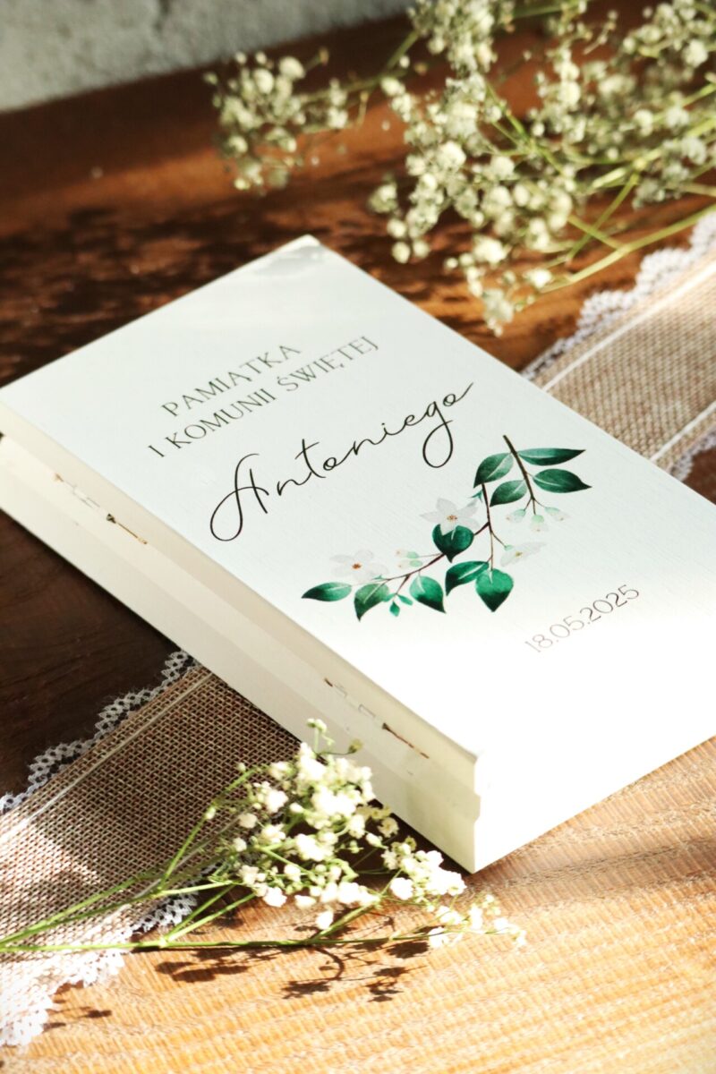 Białe pudełko na banknoty z okazji I Komunii Świętej