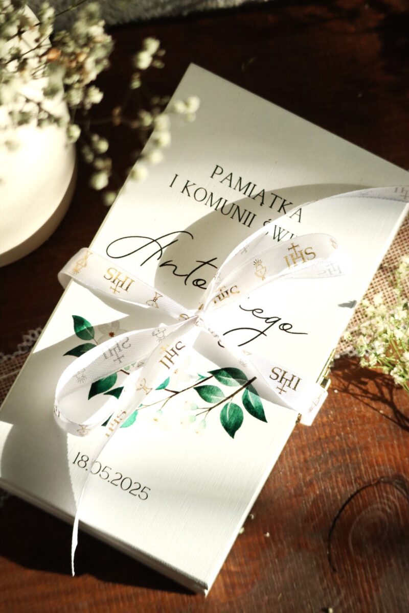 Białe pudełko na banknoty z okazji I Komunii Świętej