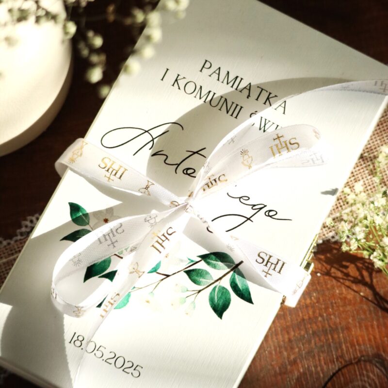 Białe pudełko na banknoty z okazji I Komunii Świętej
