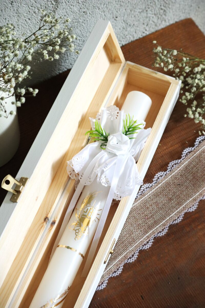 Białe pudełko na świecę komunijną lub gotowy zestaw ze świecą