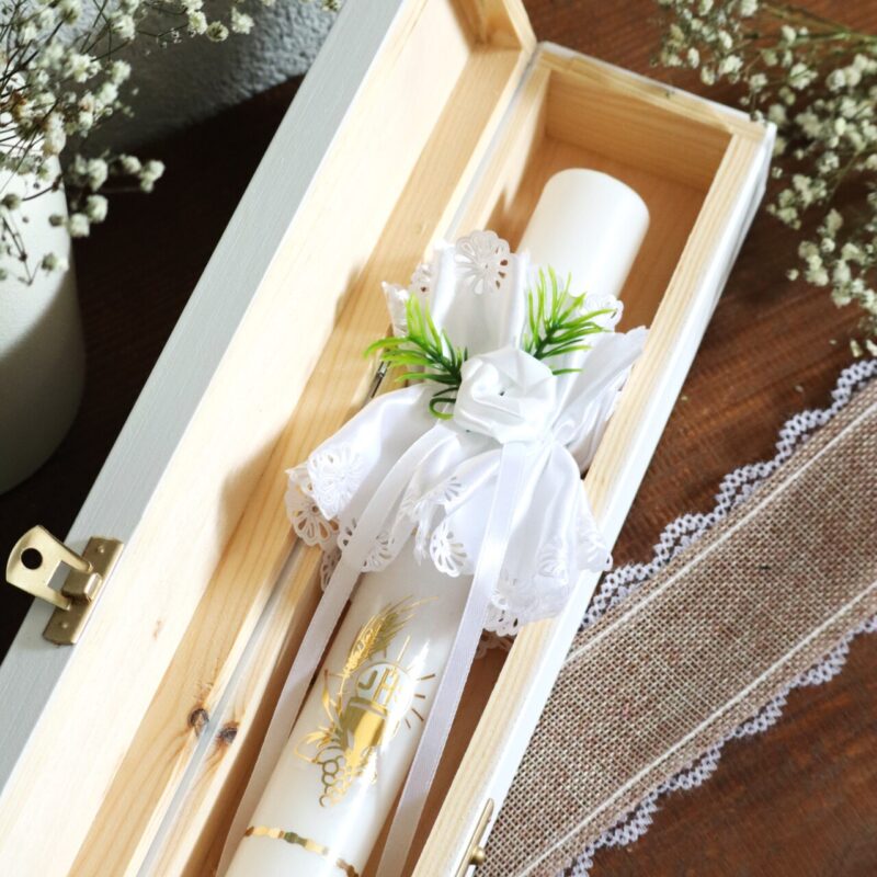 Białe pudełko na świecę komunijną lub gotowy zestaw ze świecą