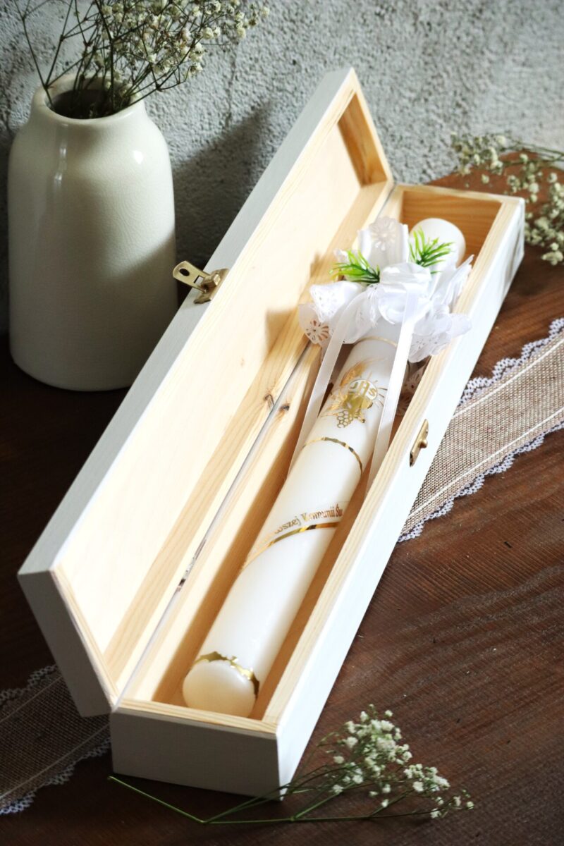 Białe pudełko na świecę komunijną lub gotowy zestaw ze świecą