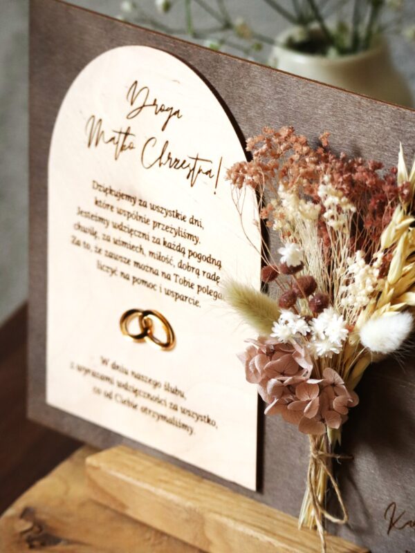 Drewniana statuetka z bukietem kwiatów Podziękowania ślubne