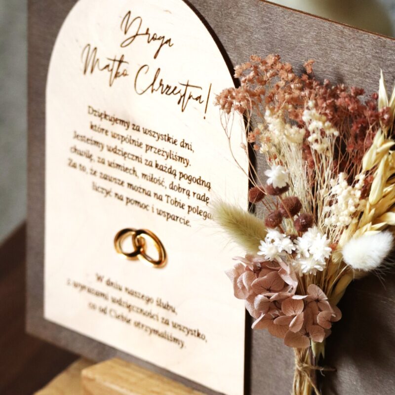 Drewniana statuetka z bukietem kwiatów Podziękowania ślubne