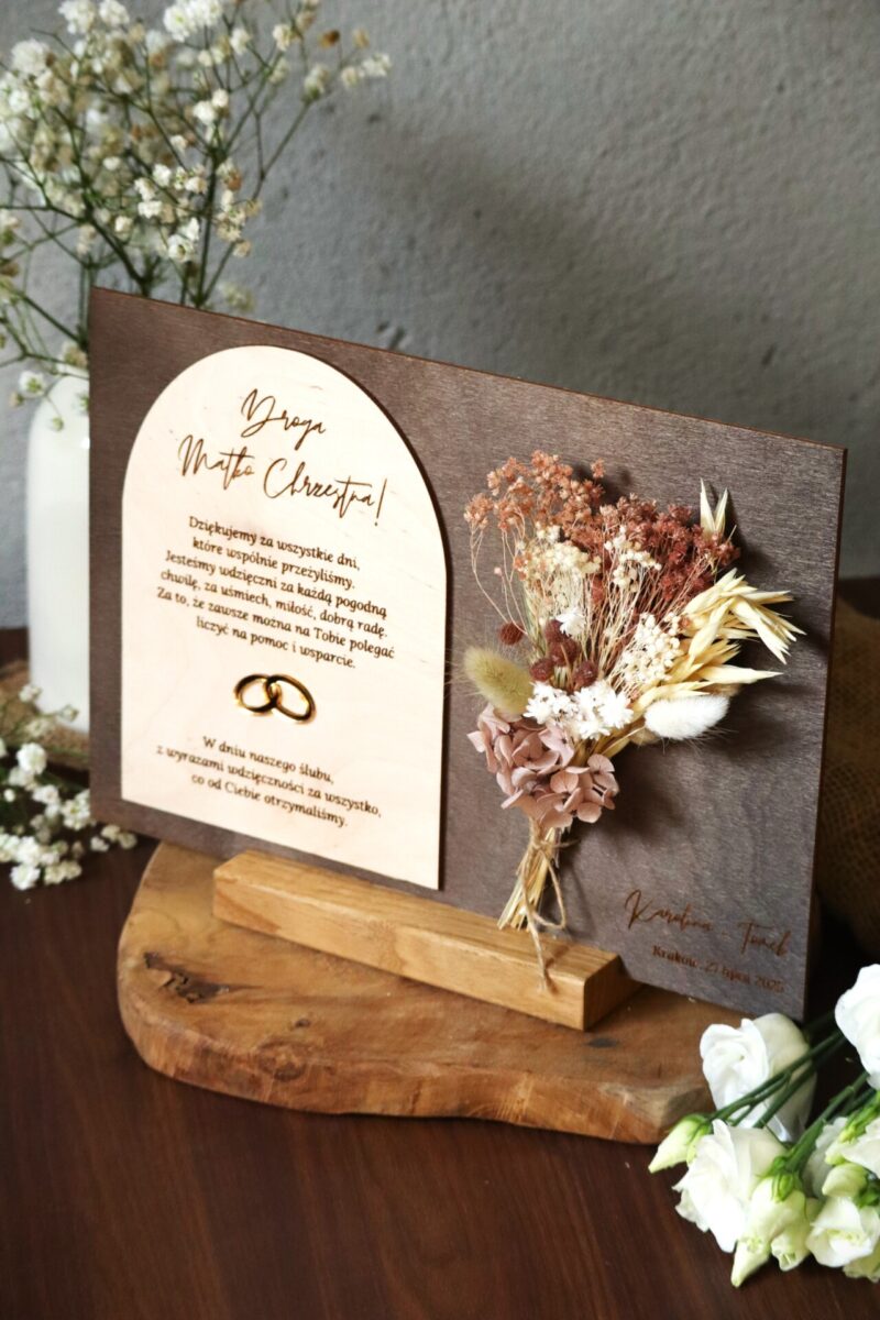 Drewniana statuetka z bukietem kwiatów Podziękowania ślubne