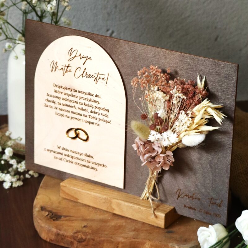 Drewniana statuetka z bukietem kwiatów Podziękowania ślubne
