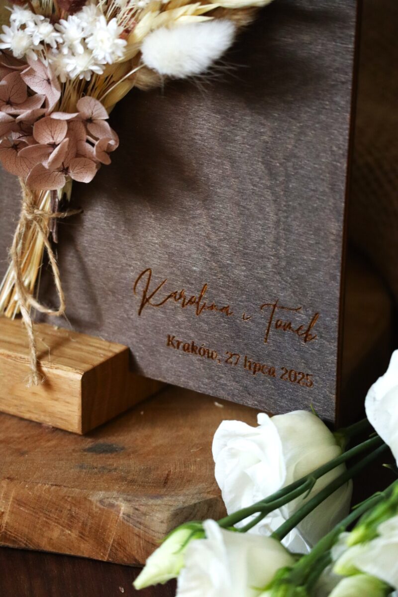 Drewniana statuetka z bukietem kwiatów Podziękowania ślubne
