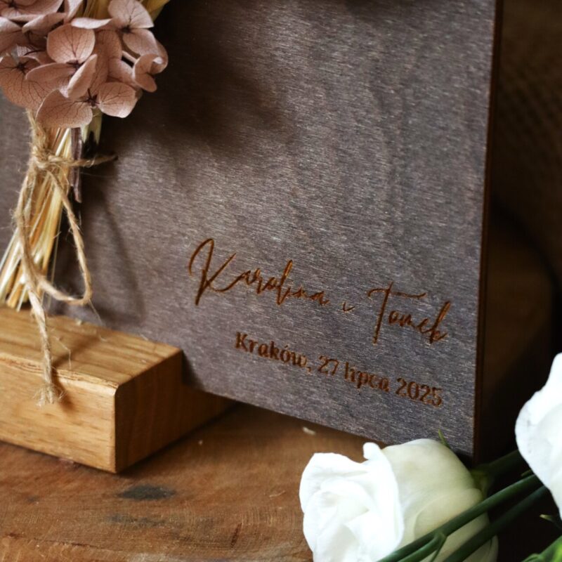 Drewniana statuetka z bukietem kwiatów Podziękowania ślubne