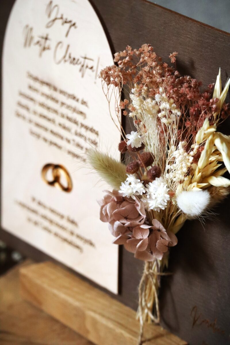 Drewniana statuetka z bukietem kwiatów Podziękowania ślubne