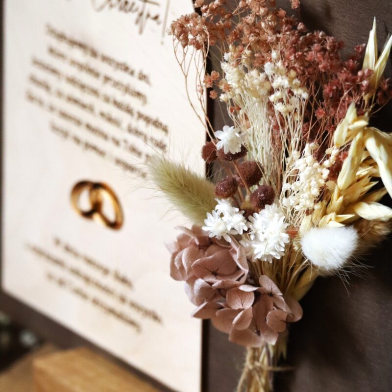 Drewniana statuetka z bukietem kwiatów Podziękowania ślubne