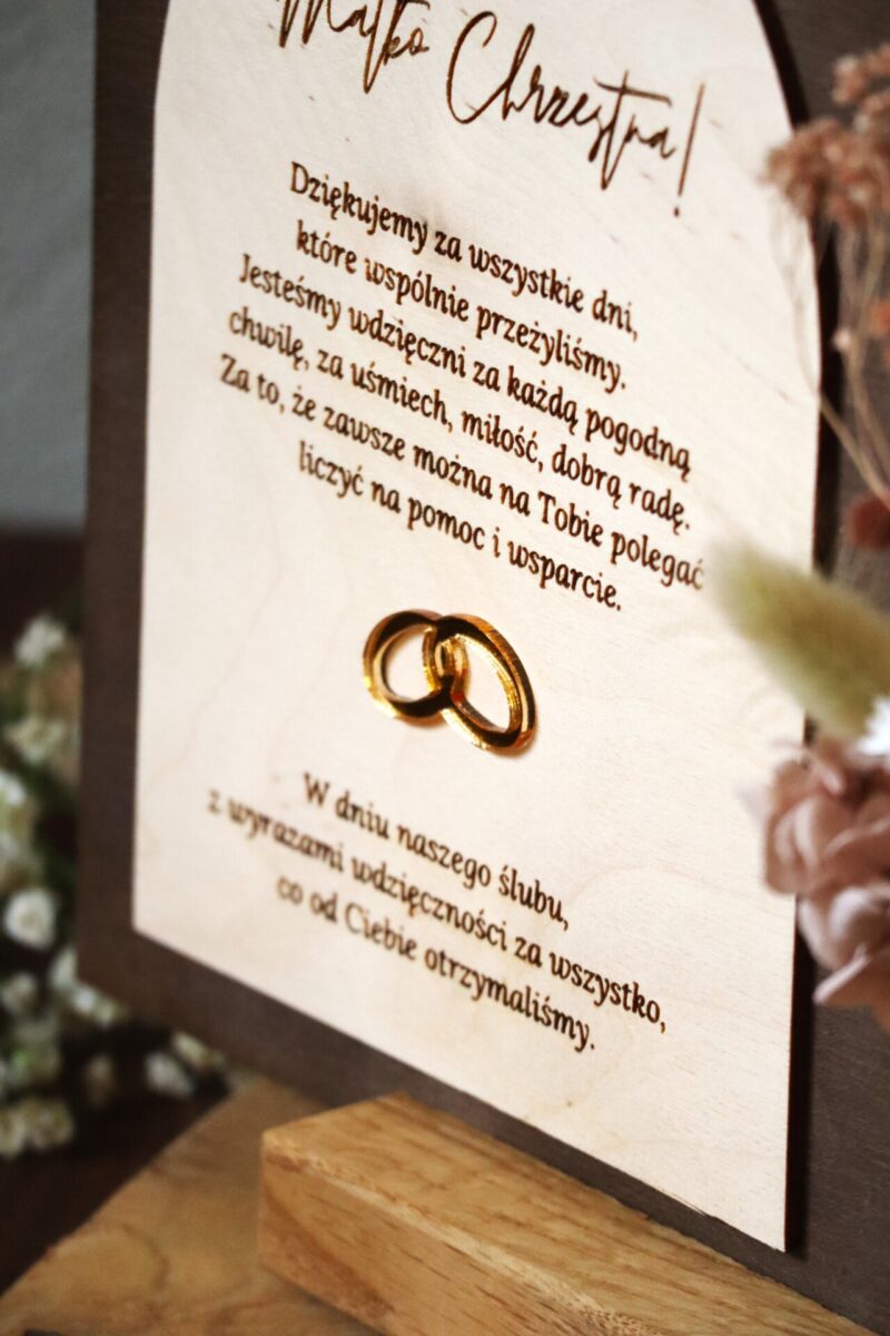 Drewniana statuetka z bukietem kwiatów Podziękowania ślubne