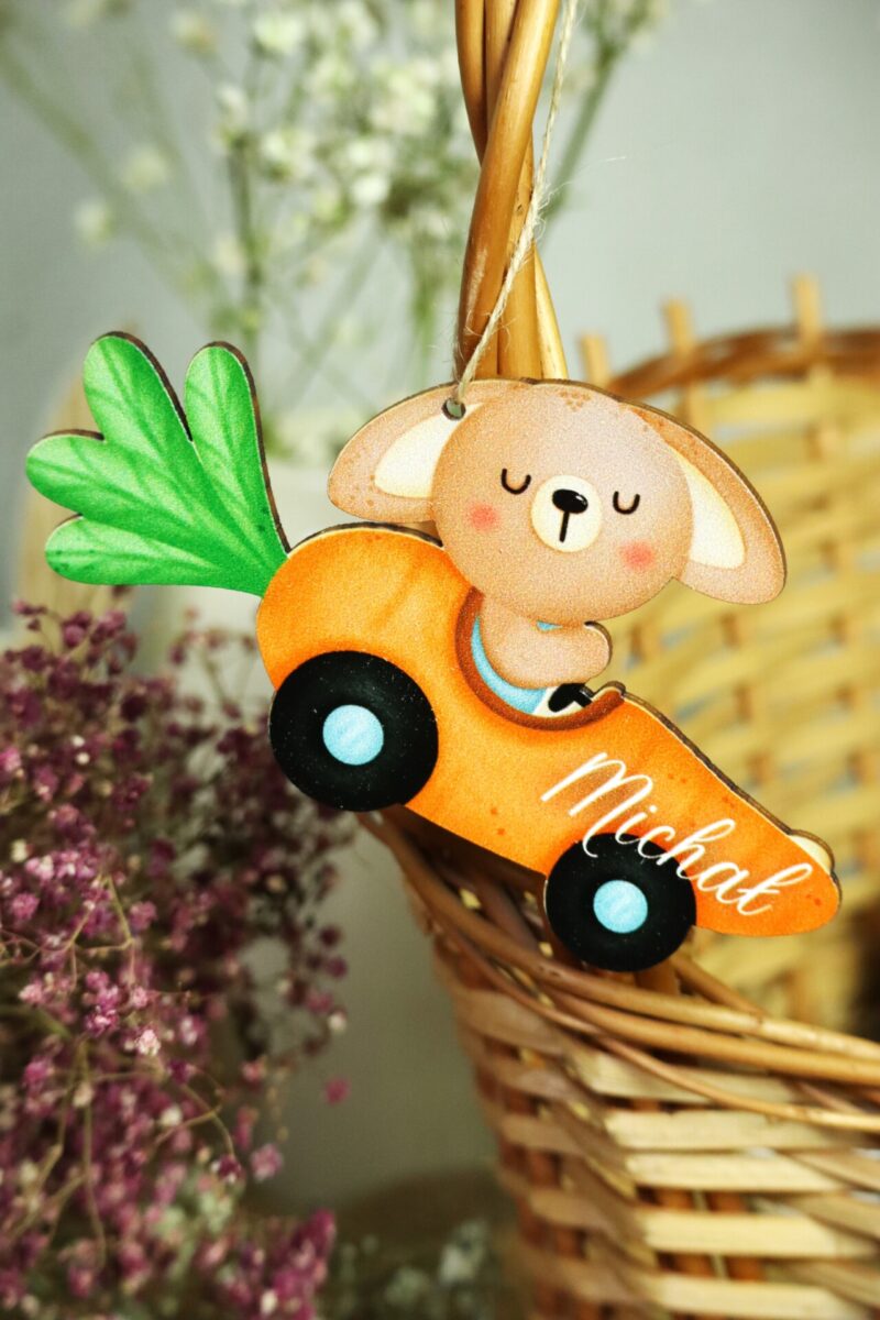 Zawieszka z imieniem zając z marchewką