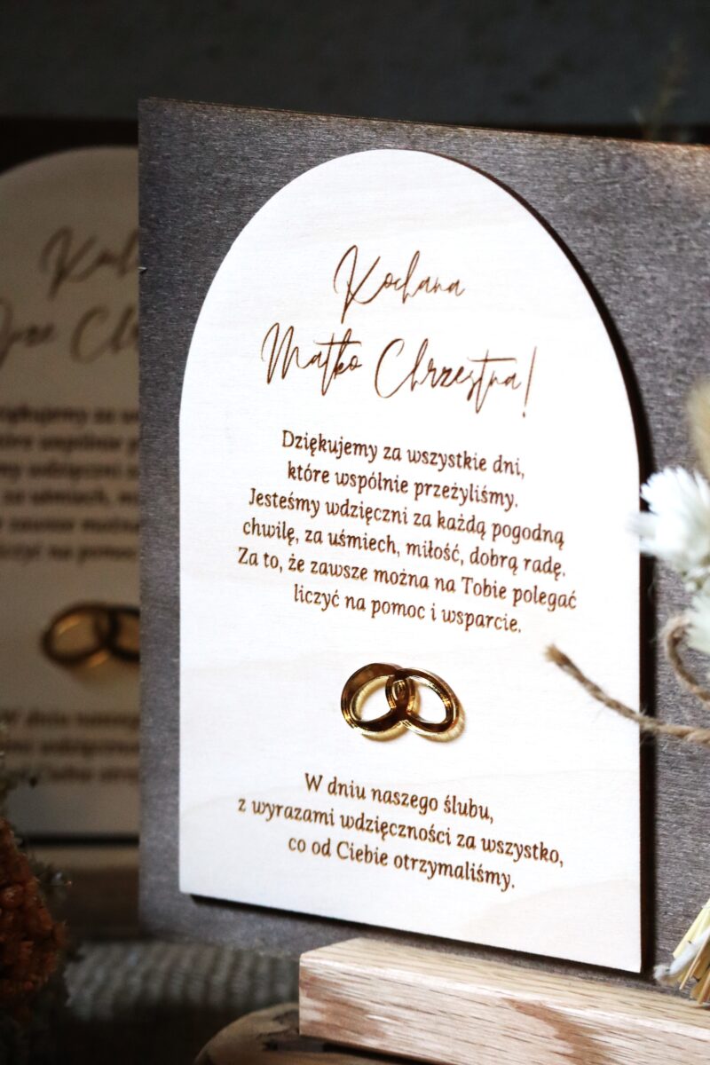 Drewniana statuetka z bukietem kwiatów Podziękowania ślubne