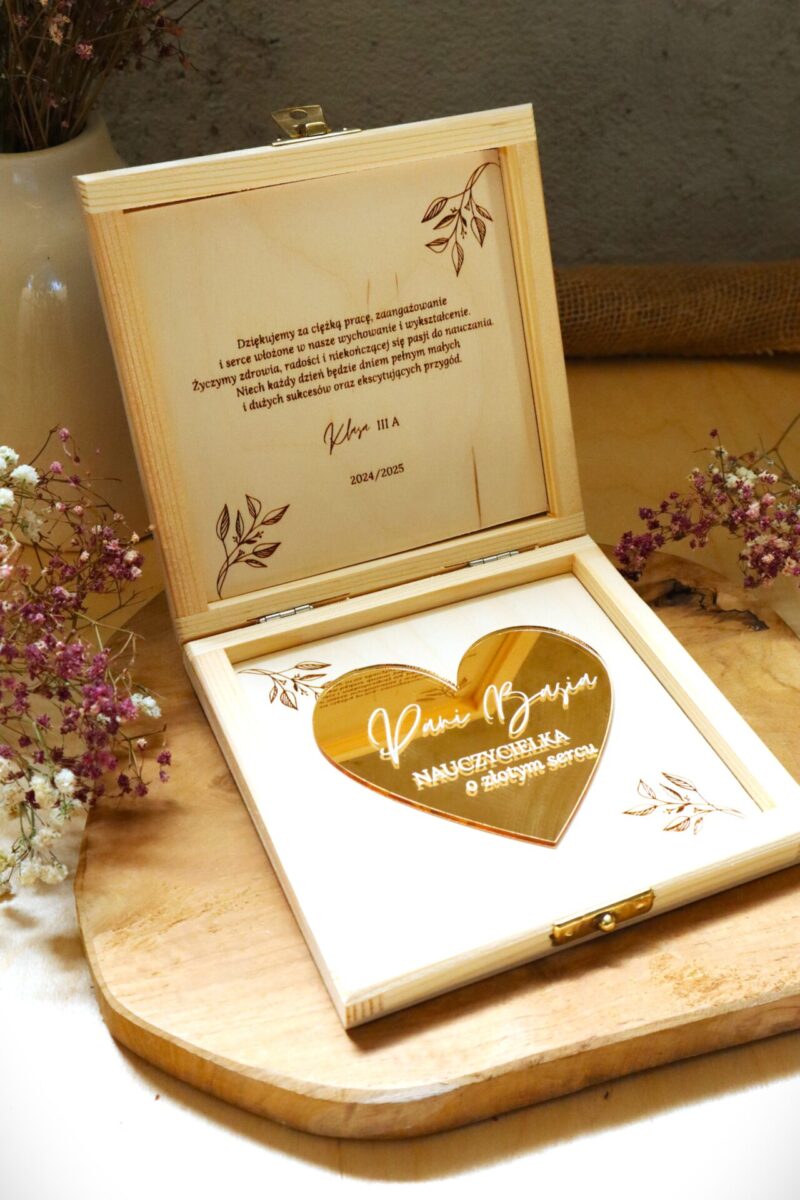 Podziękowania dla nauczyciela w formie pudełka ze złotym sercem