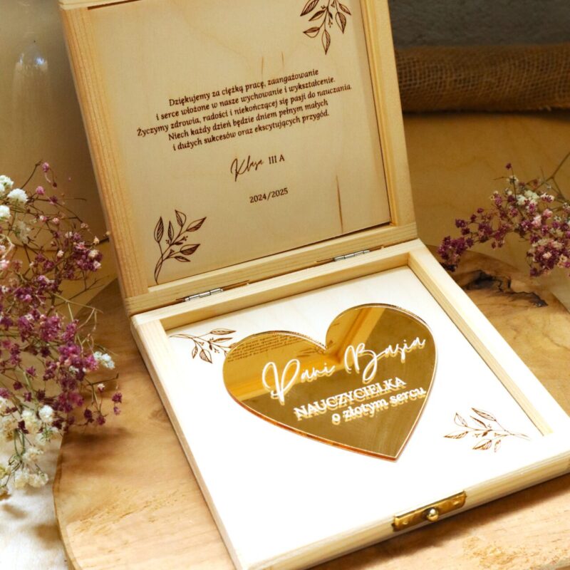 Podziękowania dla nauczyciela w formie pudełka ze złotym sercem