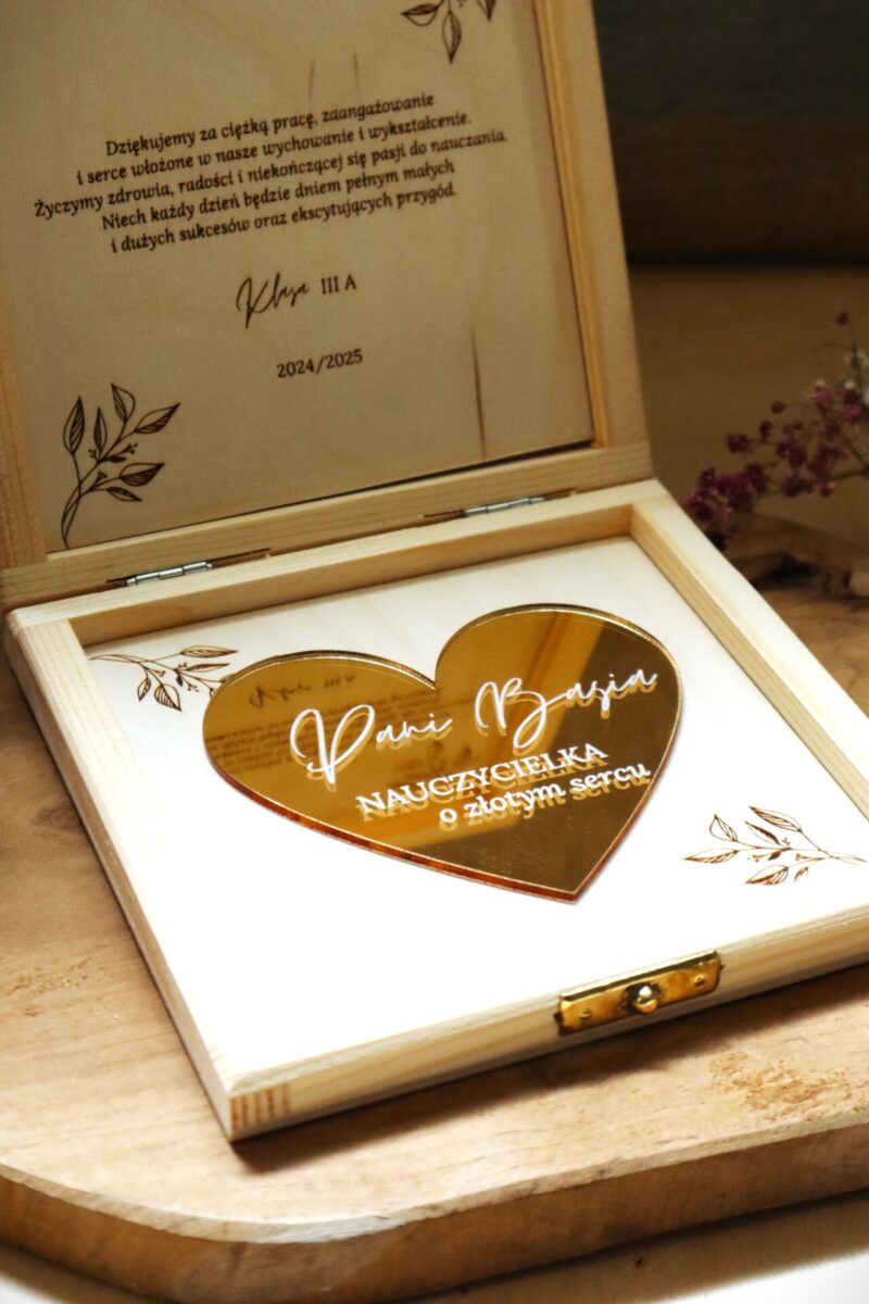 Podziękowania dla nauczyciela w formie pudełka ze złotym sercem