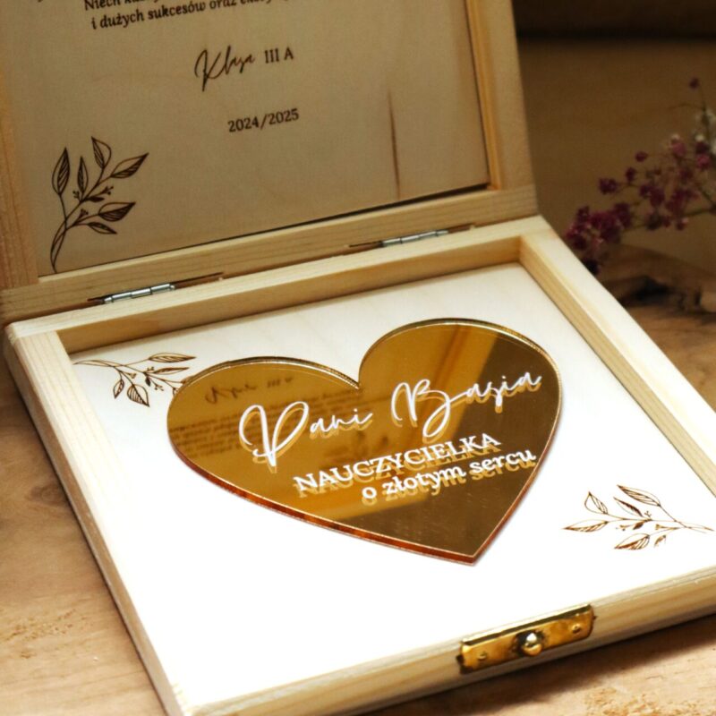 Podziękowania dla nauczyciela w formie pudełka ze złotym sercem