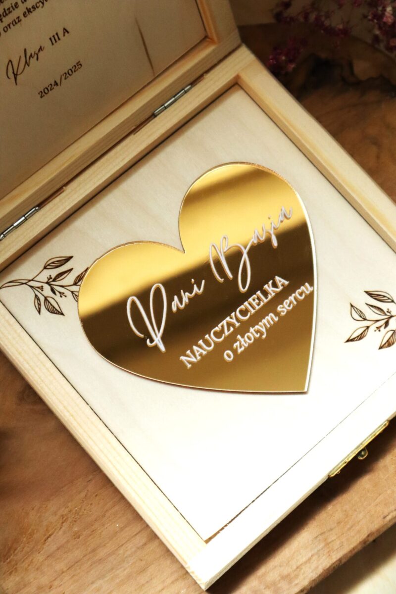 Podziękowania dla nauczyciela w formie pudełka ze złotym sercem
