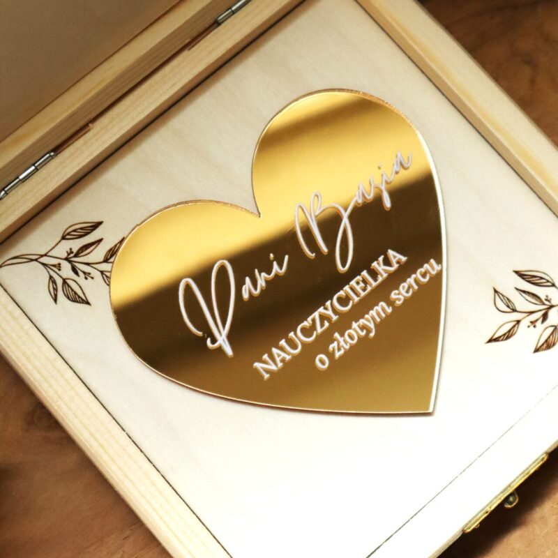 Podziękowania dla nauczyciela w formie pudełka ze złotym sercem