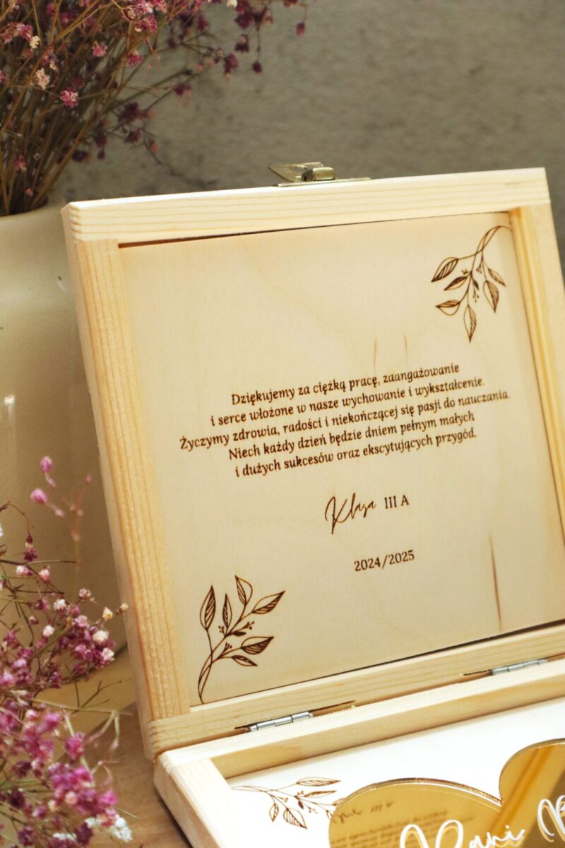 Podziękowania dla nauczyciela w formie pudełka ze złotym sercem