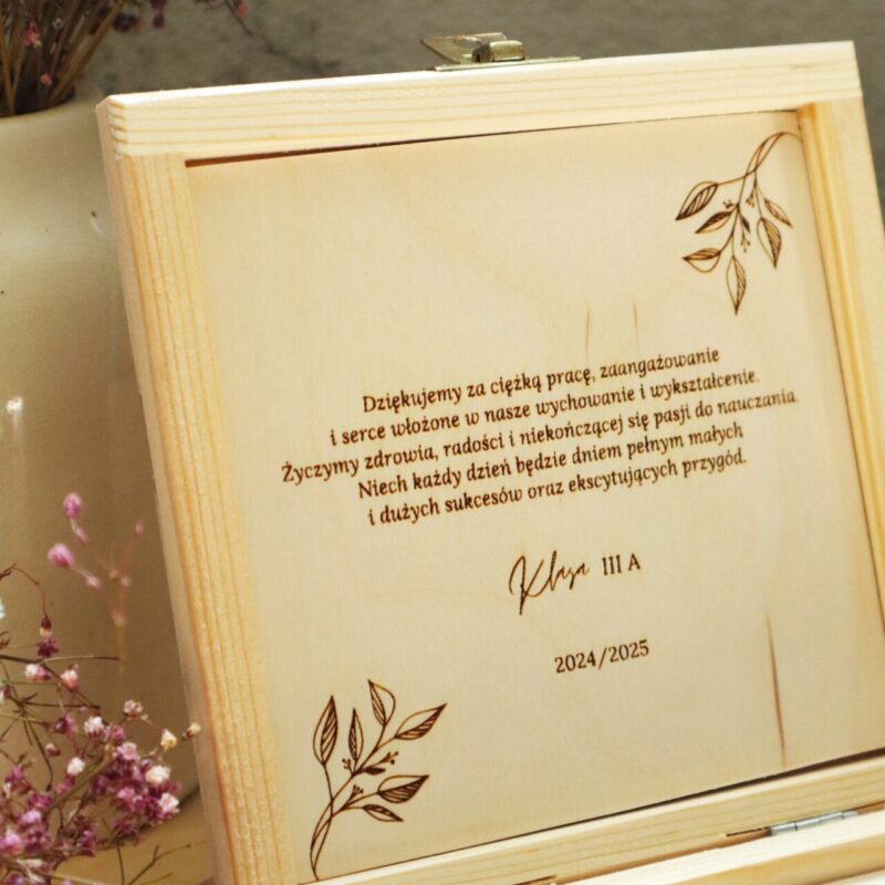 Podziękowania dla nauczyciela w formie pudełka ze złotym sercem