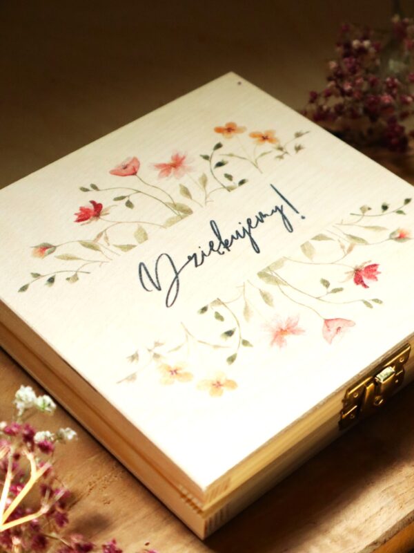 Podziękowania dla nauczyciela w formie pudełka ze złotym sercem