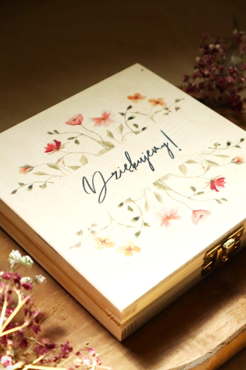 Podziękowania dla nauczyciela w formie pudełka ze złotym sercem