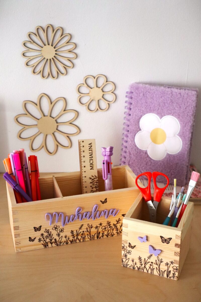 Zestaw organizerów na biurko z imieniem Motylki