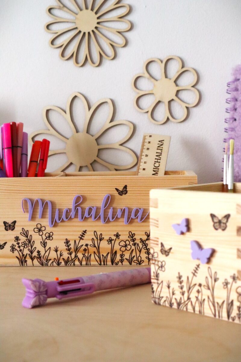 Zestaw organizerów na biurko z imieniem Motylki