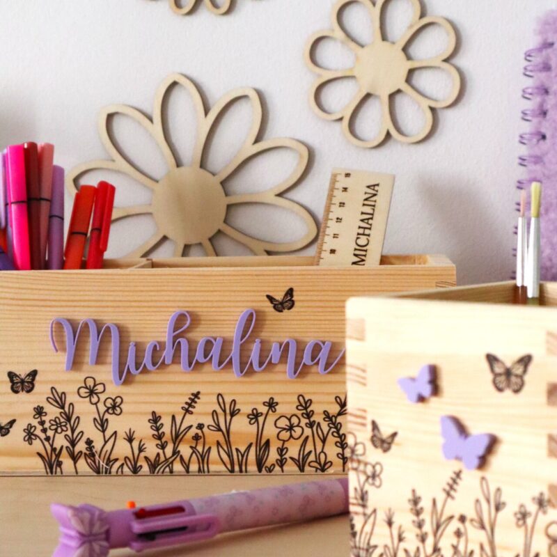 Zestaw organizerów na biurko z imieniem Motylki
