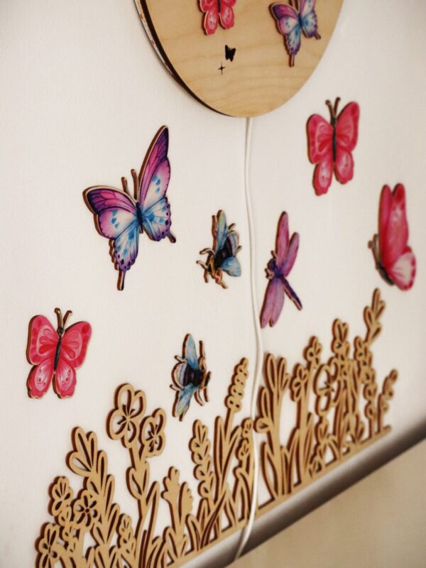 Drewniana łąka dekoracyjna z kolorowymi motylkami