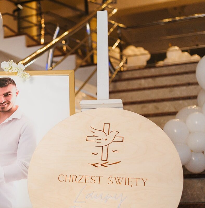 Okrągła tablica powitalna na Chrzest Święty