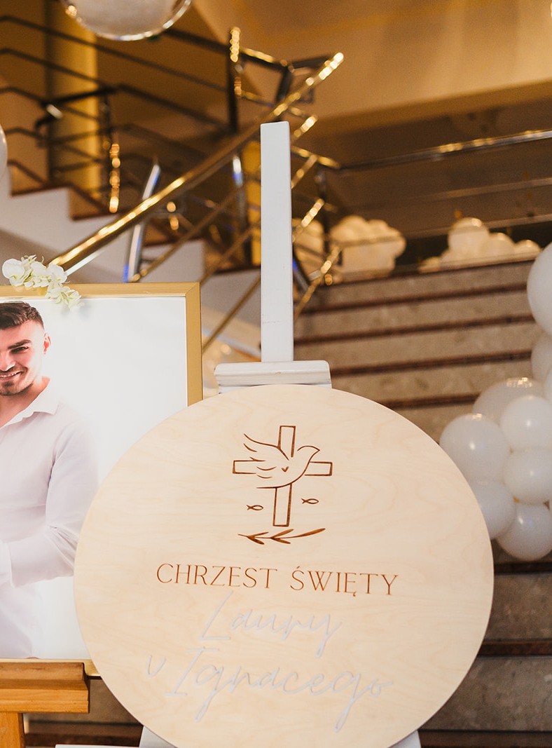 Okrągła tablica powitalna na Chrzest Święty