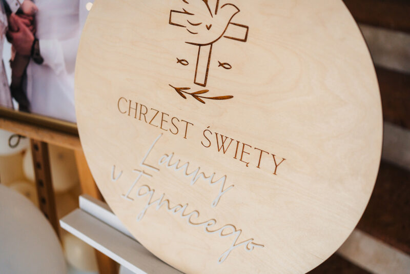 Okrągła tablica powitalna na Chrzest Święty