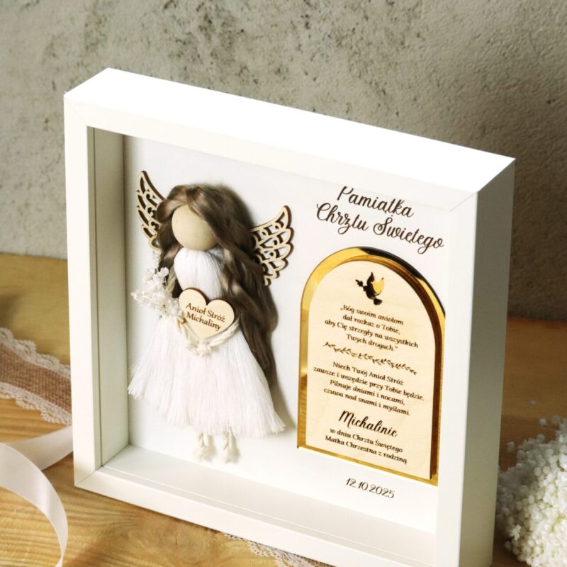 Anioł z makramy w ramce z okazji Chrztu Świętego I Komunii