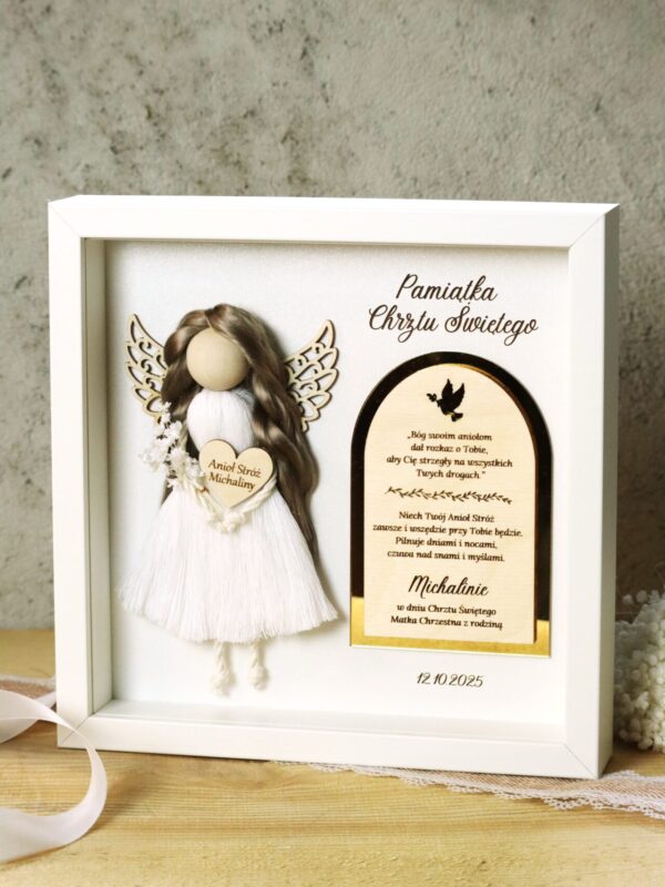 Anioł z makramy w ramce z okazji Chrztu Świętego I Komunii