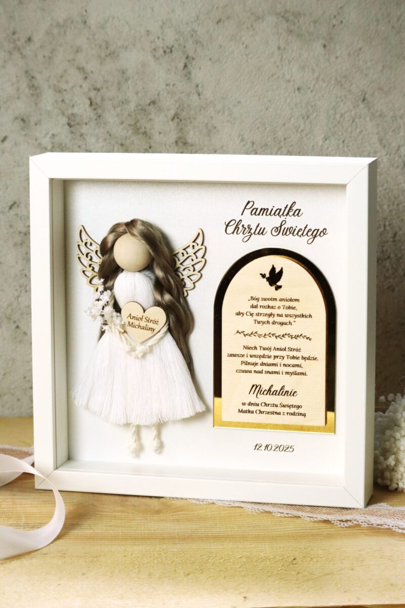 Anioł z makramy w ramce z okazji Chrztu Świętego I Komunii