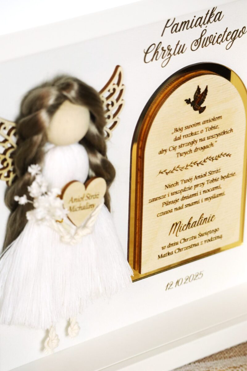 Anioł z makramy w ramce z okazji Chrztu Świętego I Komunii