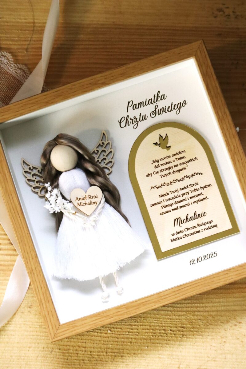 Anioł z makramy w ramce z okazji Chrztu Świętego I Komunii